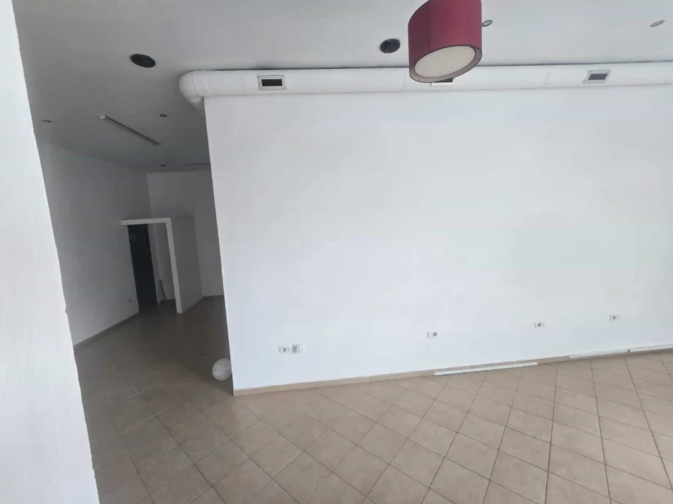 Tirane, jepet me qera Kati 0, 55 m² 700 € (bulevardi zogu i pare)