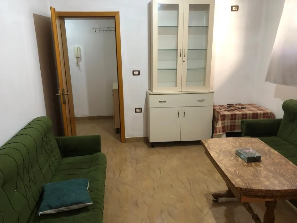 Tirane, jepet me qera apartament 1+1 Kati 1, 65 m² 350 € (Shkolla e Bashkuar)