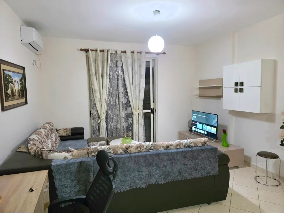 Tirane, jepet me qera apartament 1+1+Ballkon Kati 7, 60 m² 415 € (Bulevardi Migjeni Astir, tek bar Greis)