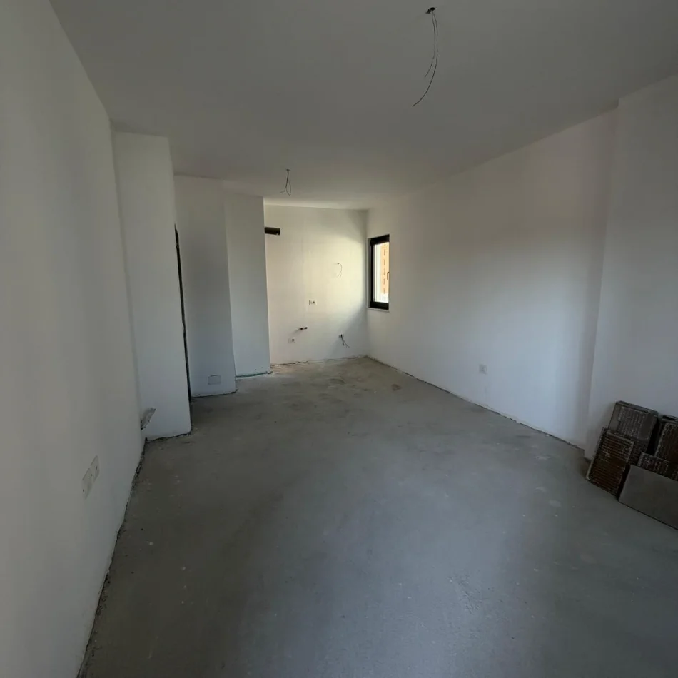 Tirane, shes apartament 1+1+Ballkon Kati 3, 71 m² 180.000 € (Ish Nisheraku)