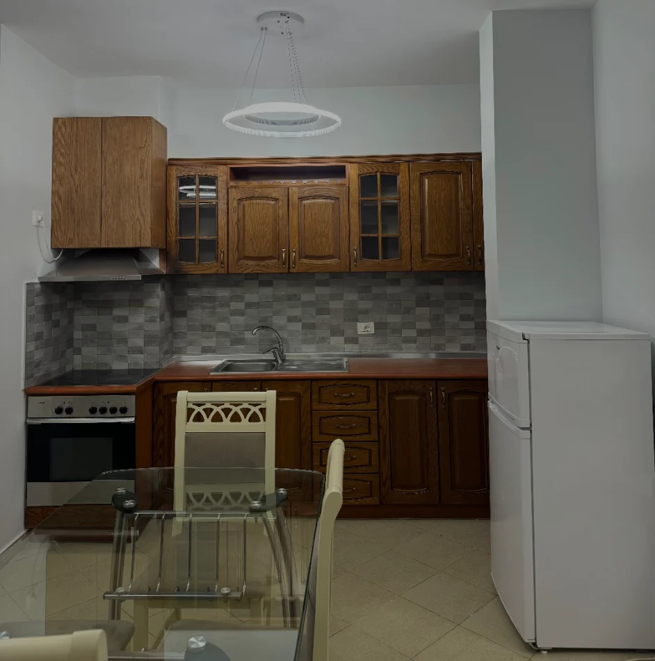 Tirane, jepet me qera apartament 1+1 Kati 3, 70 m² 520 € (Rruga Bill Klinton)