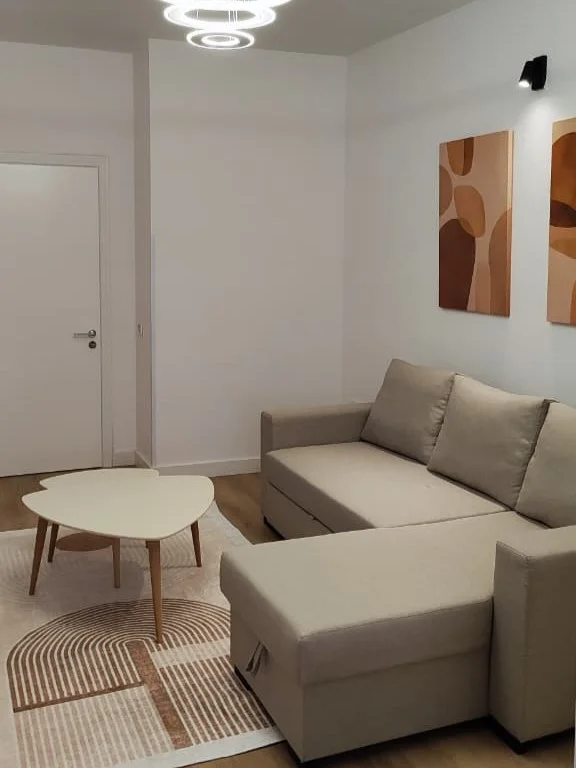 Tirane, jepet me qera apartament 1+1 Kati 5, 85 m² 700 € (pranë Myslym Shyrit &amp; Rrugës së Kavajës)