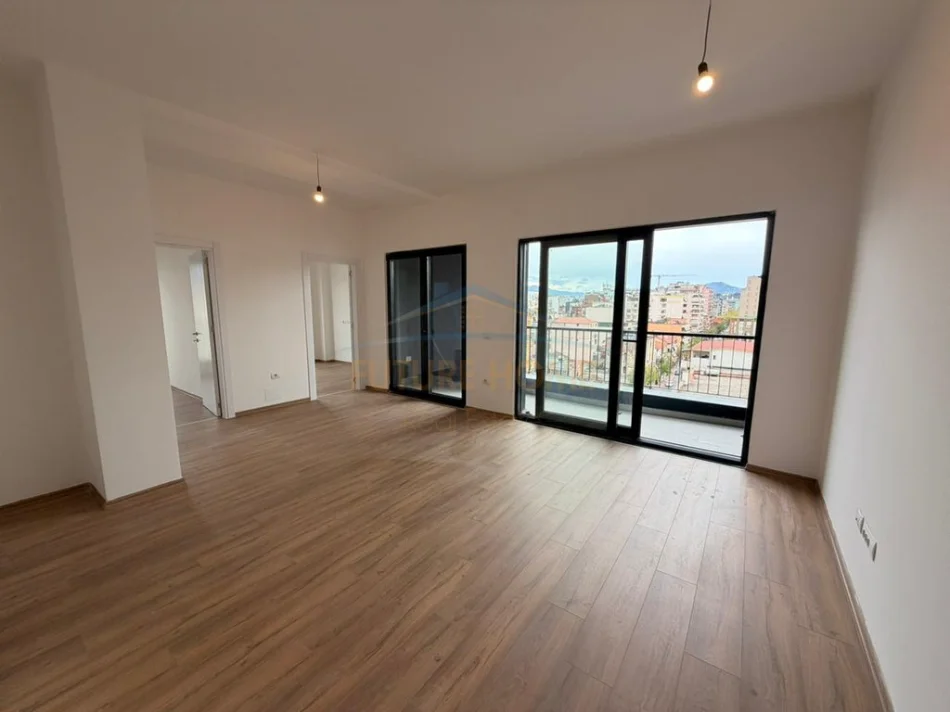 Tirane, jepet me qera apartament 3+1 Kati 7, 121 m² 1.000 € (Rruga e Barrikadave)