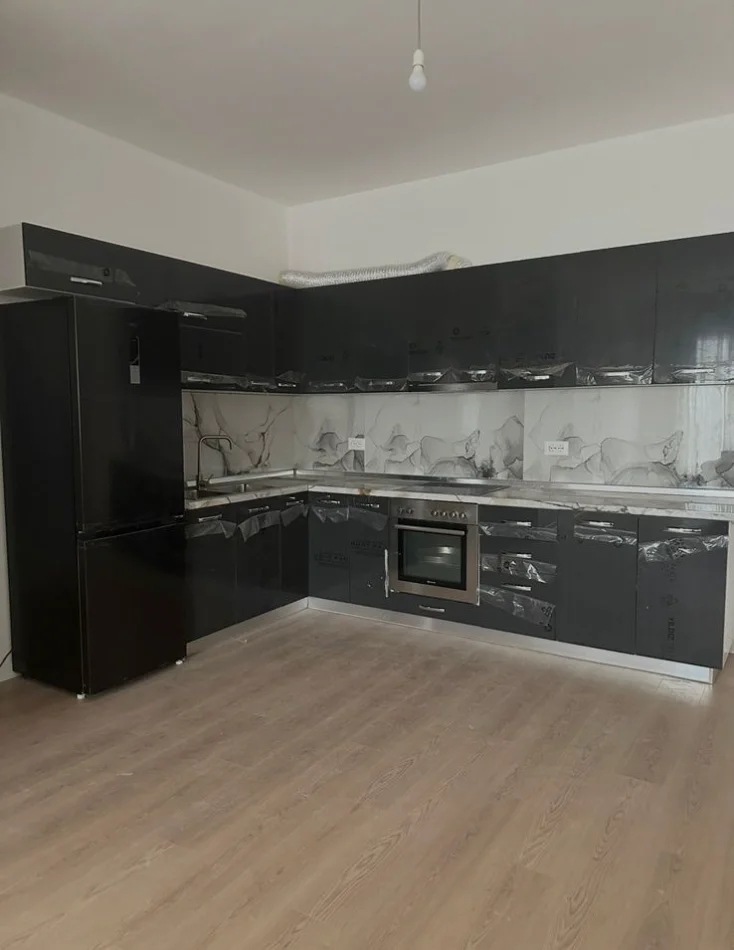 Tirane, jepet me qera apartament 2+1 Kati 2, 105 m² 500 € 