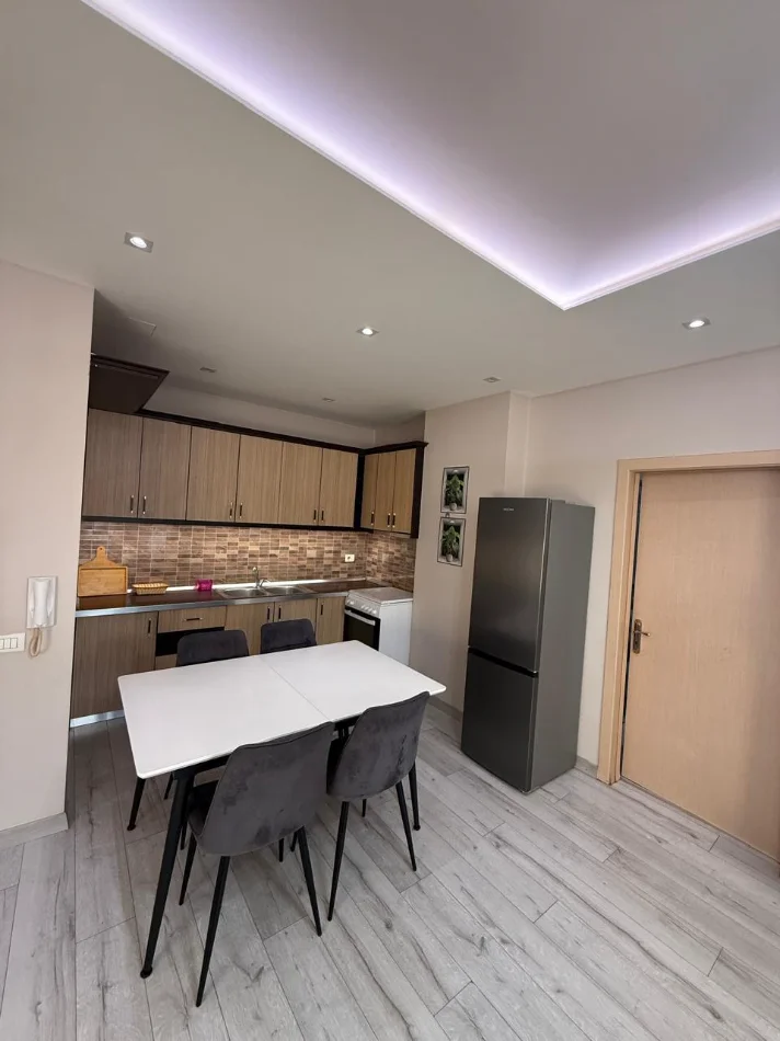 Tirane, jepet me qera apartament 2+1+Ballkon Kati 4, 100 m² 500 € (Astir, afër Univers Lounge)