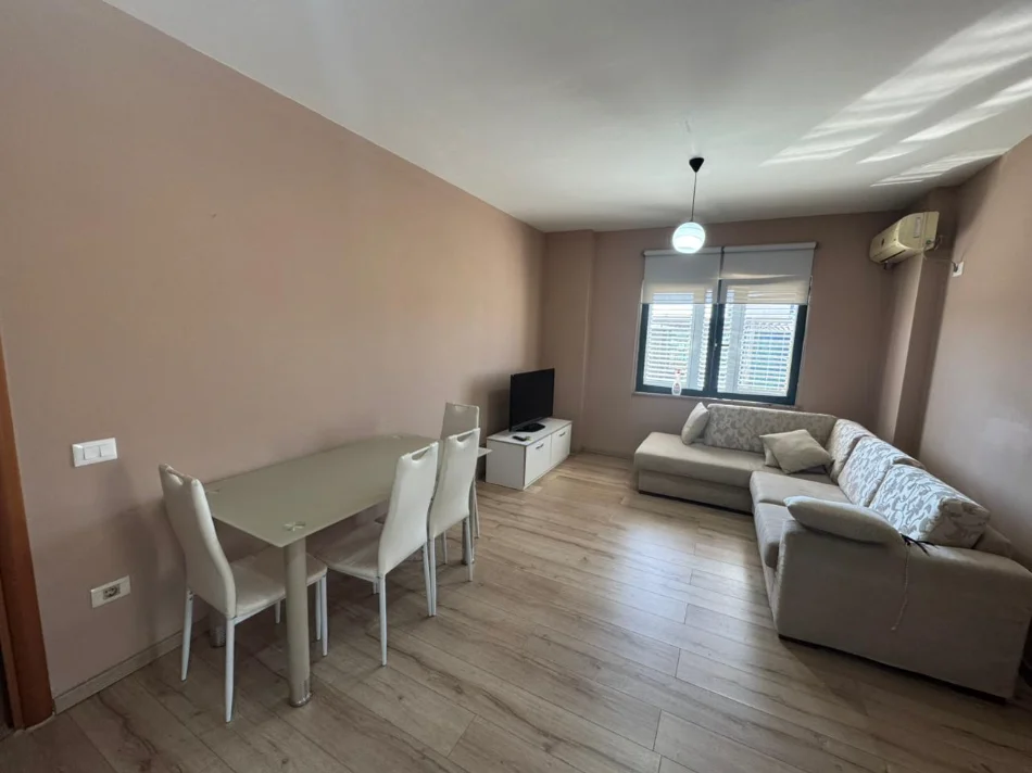 Tirane, jepet me qera apartament 1+1+Ballkon Kati 4, 65 m² 500 € (pranë SPAK / Stacioni i Trenit)