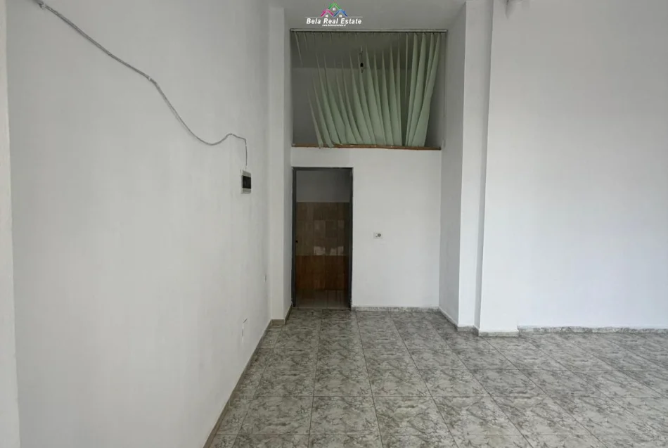 Tirane, jepet me qera dyqan Kati 0, 35 m² 420 € (Rruga 5 Maji)