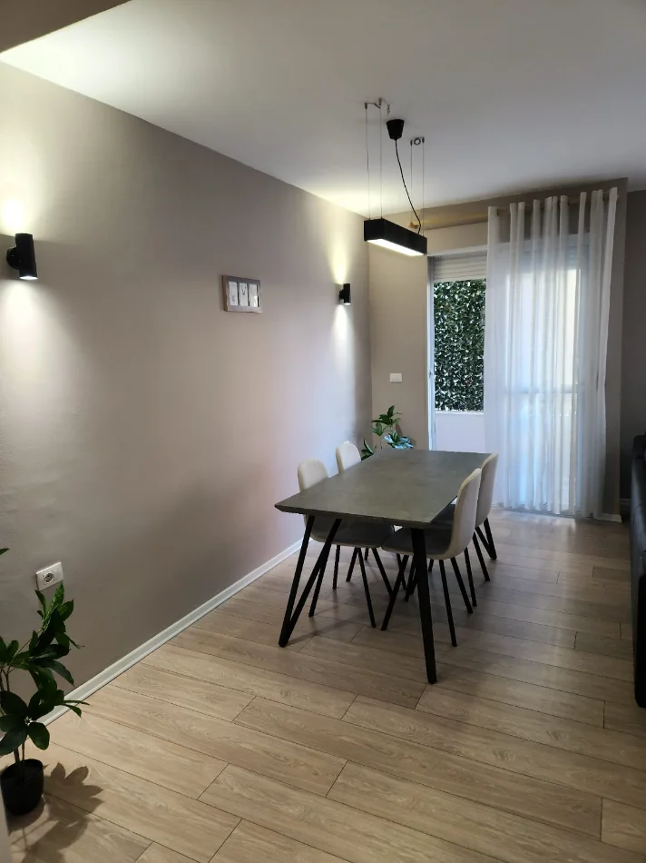 Tirane, jepet me qera apartament 1+1+Ballkon Kati 2, 70 m² 680 € (21 dhjetori)