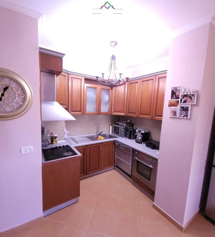Tirane, jepet me qera apartament 2+1 Kati 8, 125 m² 800 € (ish ekspozita)