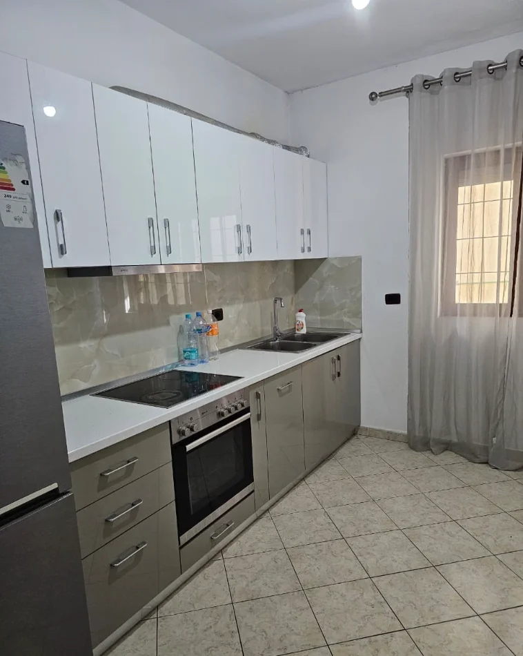Tirane, jepet me qera apartament 2+1 , 120 m² 350 € 