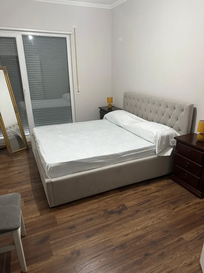Tirane, jepet me qera apartament 2+1 Kati 2, 95 m² 800 € (Rruga Tafaj)