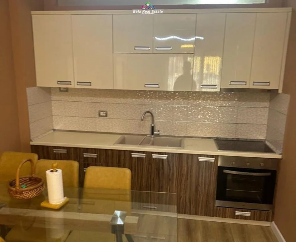 Tirane, jepet me qera apartament 1+1 Kati 4, 87 m² 700 € (Liqeni i thate)