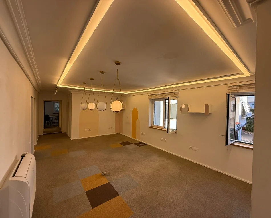 Tirane, jepet me qera zyre , 130 m² 1.500 € 