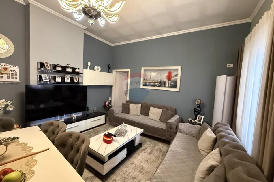 Apartament ne shitje, 2+1 totalisht i mobiluar tek bar "Artisti', Astir! (159'900 Euro)