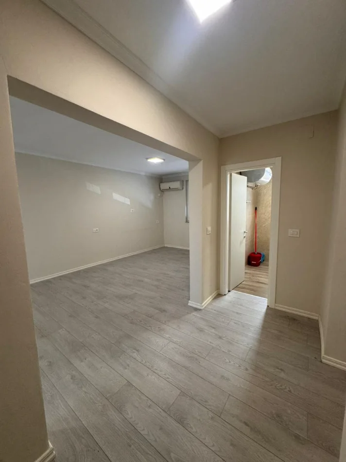 Tirane, jepet me qera zyre Kati 2, 70 m² 820 € (21 dhjetori)