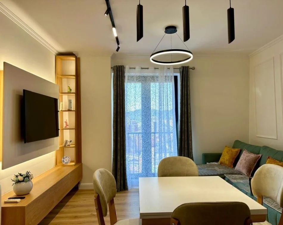 Tirane, jepet me qera apartament 1+1 , 80 m² 900 € 