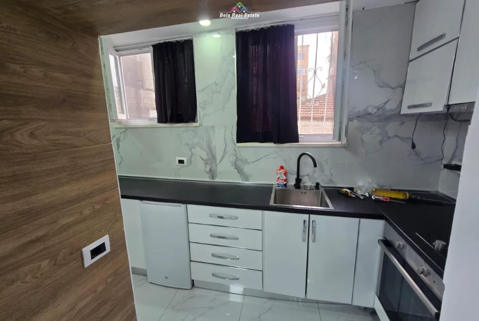 Tirane, jepet me qera apartament 1+1 Kati 1, 55 m² 500 € (Rruga Siri Kodra)