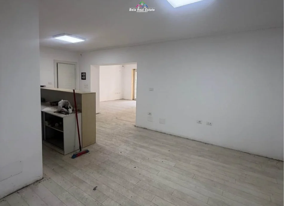 Tirane, jepet me qera dyqan Kati 0, 100 m² 1.250 € (21 Dhjetori)