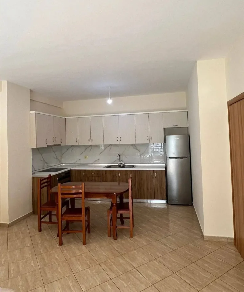 Tirane, jepet me qera apartament 1+1 , 80 m² 450 € 