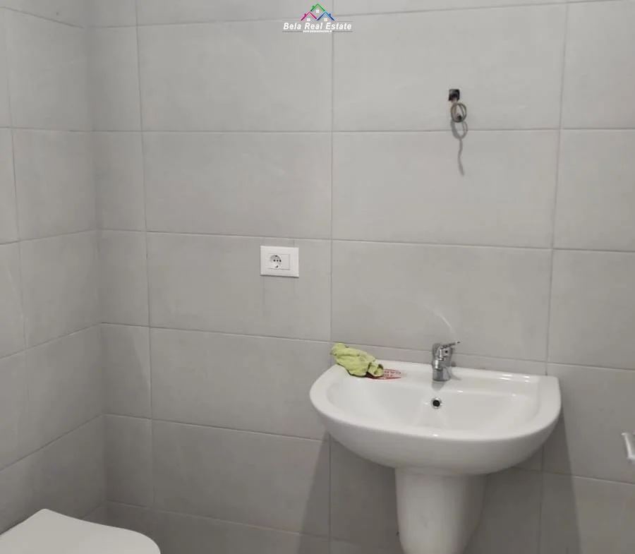 Tirane, jepet me qera zyre Kati 2, 96 m² 1.300 € (Rruga Besim Imami)