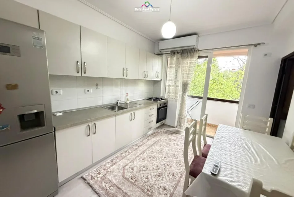 Tirane, jepet me qera apartament 1+1 Kati 3, 85 m² 520 € (Rruga Sali Butka)