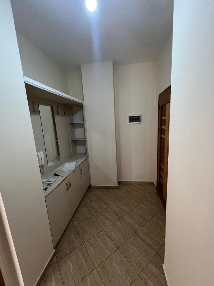 Tirane, jepet me qera apartament 1+1 Kati 4, 77 m² 450 € (Rruga e Zallit)