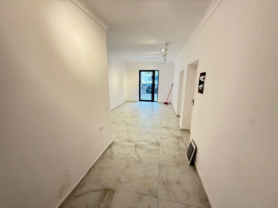 Tirane, jepet me qera dyqan Kati 0, 70 m² 2.000 € (Rruga Hoxha Tahsin)