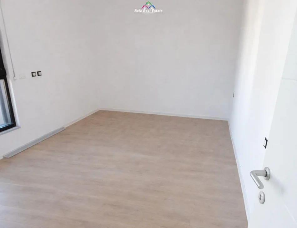 Tirane, jepet me qera zyre Kati 9, 65 m² 520 € (Rruga Filip Jano)