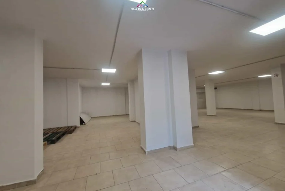 Tirane, jepet me qera dyqan Kati -1, 300 m² 2.500 € (Bulevardi Bajram curri)