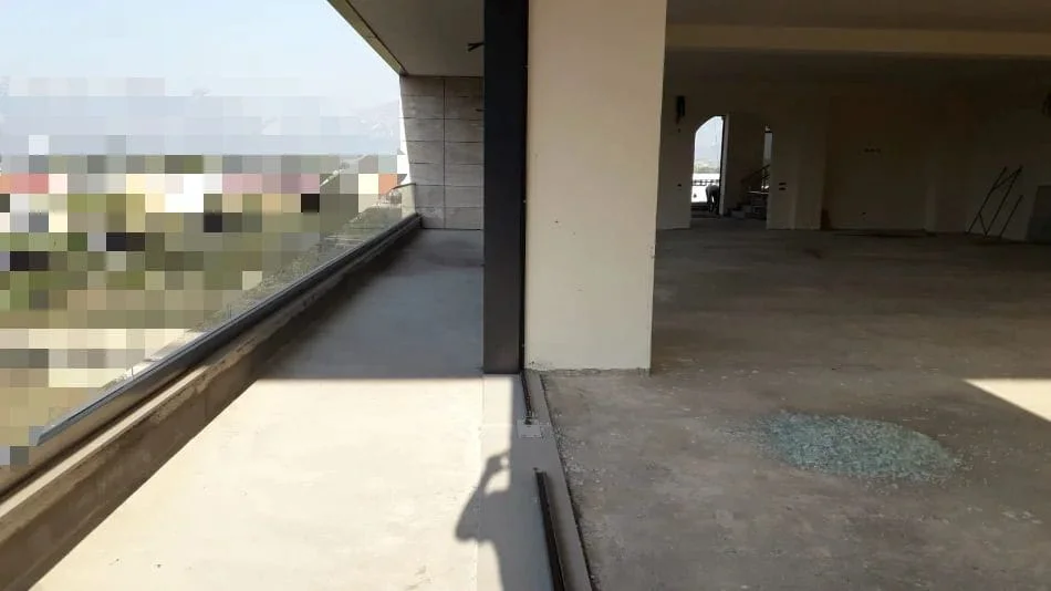 Tirane, jepet me qera magazine Kati 3, 1.500 m² 3.000 € (Fushe preze)