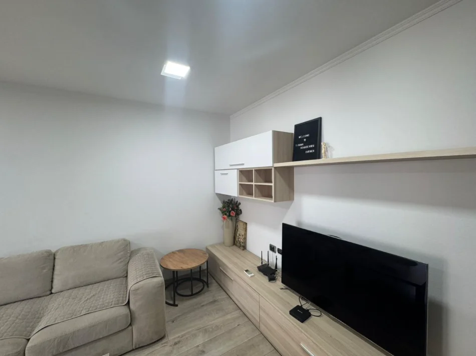 Tirane, jepet me qera apartament 2+1+Ballkon Kati 4, 80 m² 700 € (Në Qendër të Tiranës)