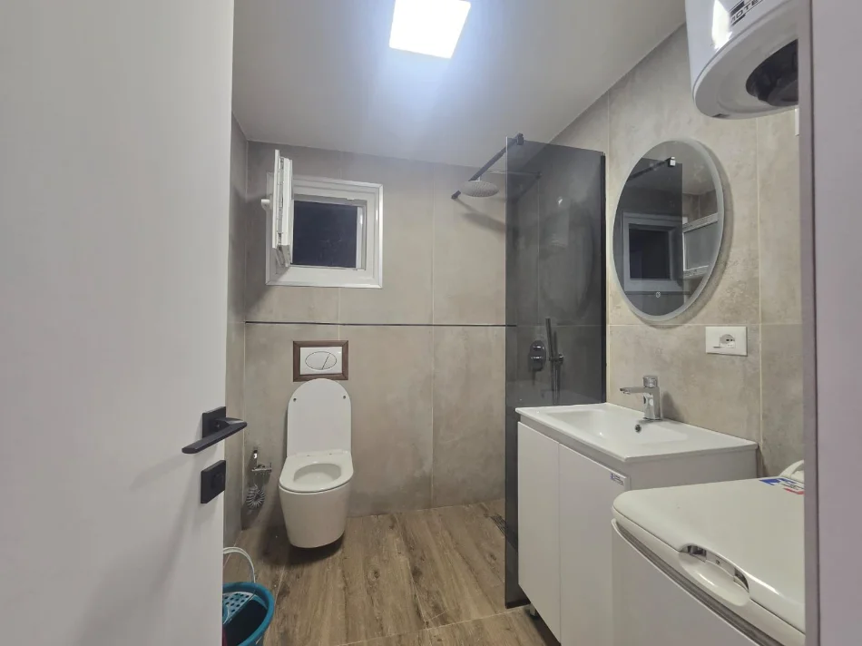 Tirane, jepet me qera zyre Kati 2, 78 m² 800 € (Bulevardi Zhan Dark)