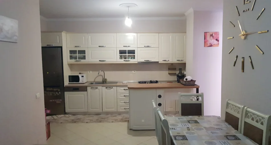 Tirane, jepet me qera apartament 2+1+Ballkon Kati 4, 90 m² 450 € (Yzberisht /Rr.Besim Alla)
