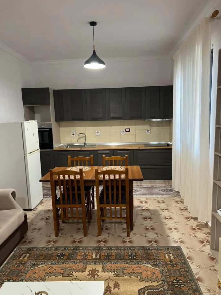 Tirane, jepet me qera apartament 1+1+Ballkon Kati 1, 80 m² 400 € (Rruga 5 Maji)