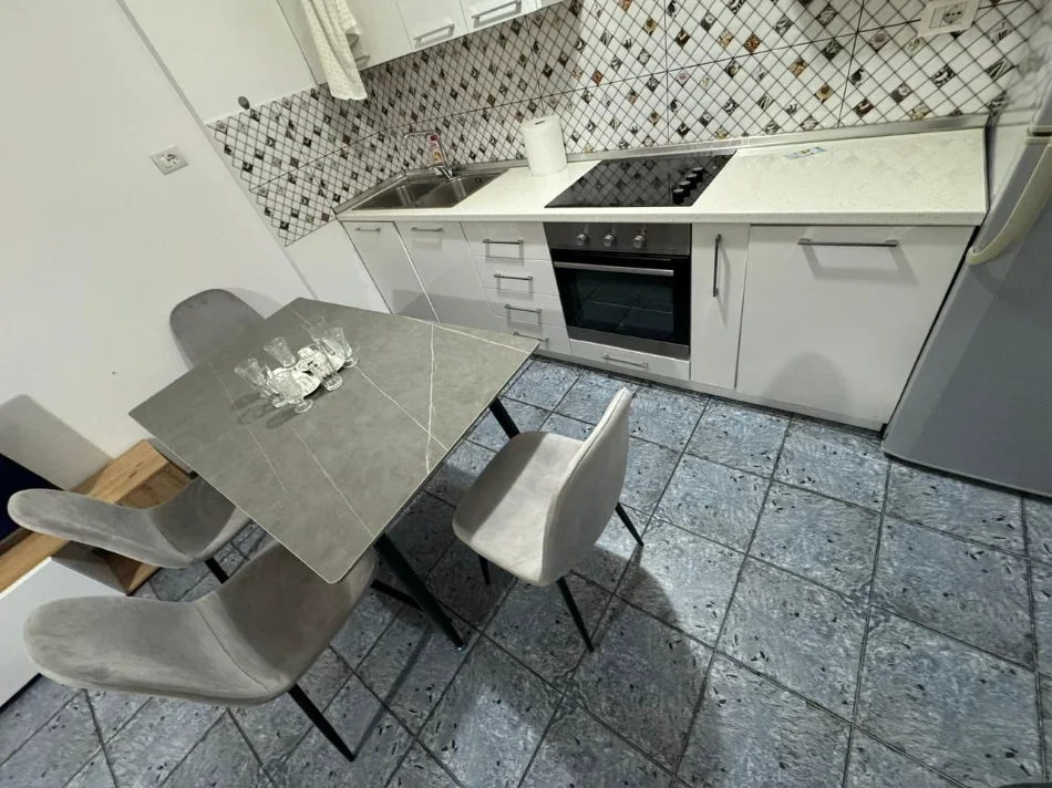 Tirane, jepet me qera apartament 2+1+Ballkon Kati 1, 80 m² 550 € (Don Bosko)