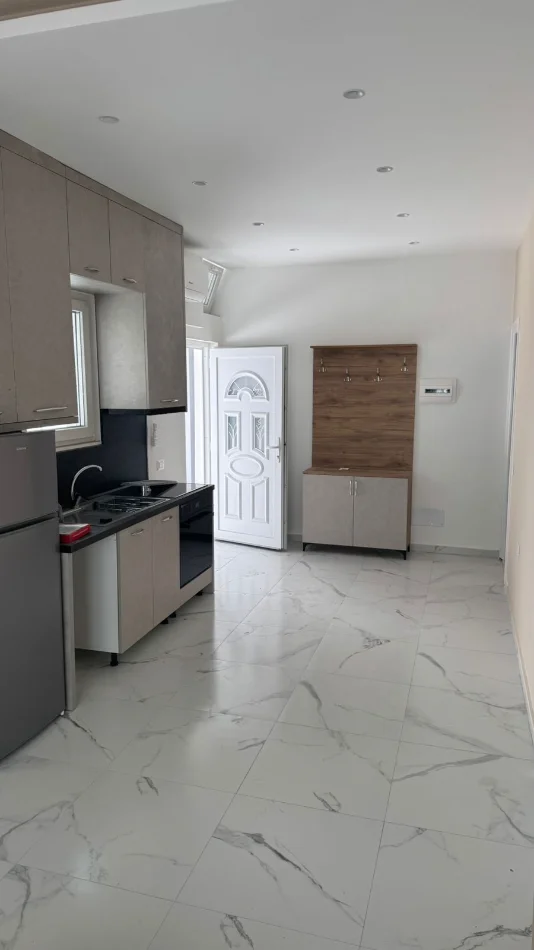 Tirane, jepet me qera apartament 1+1 Kati 1, 60 m² 500 € (Rruga 5 Maji)