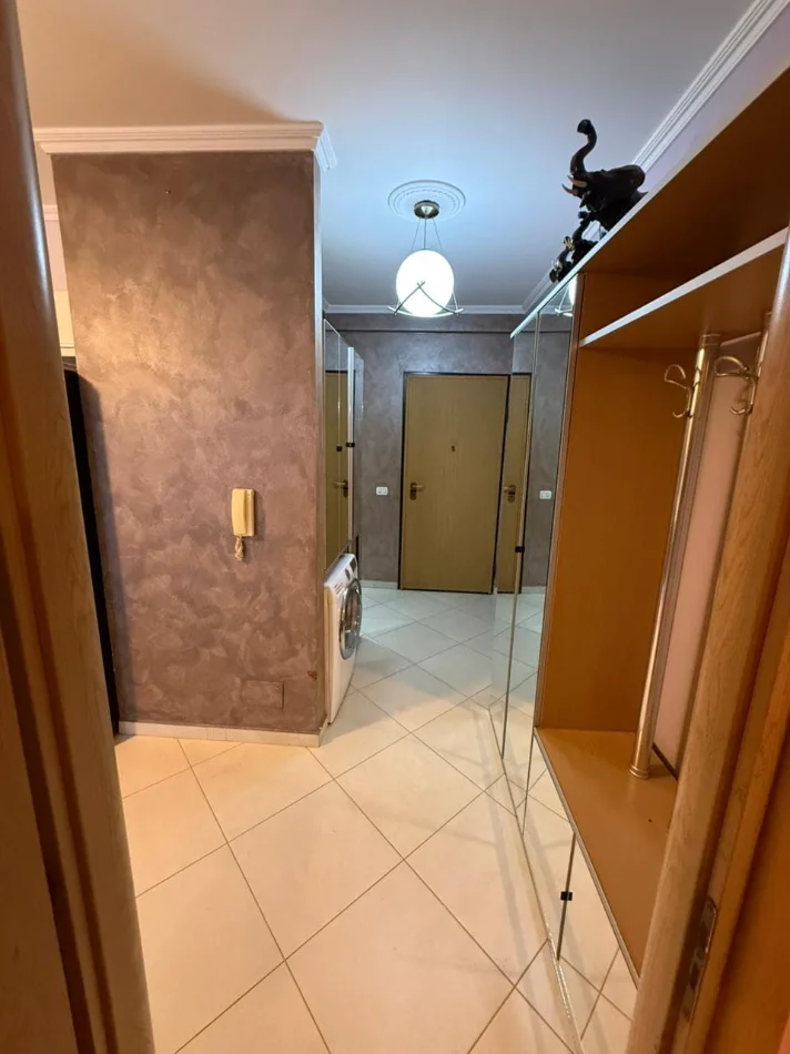 Tirane, jepet me qera apartament 1+1 Kati 4, 70 m² 500 € (Rruga Rrapo Hekali)