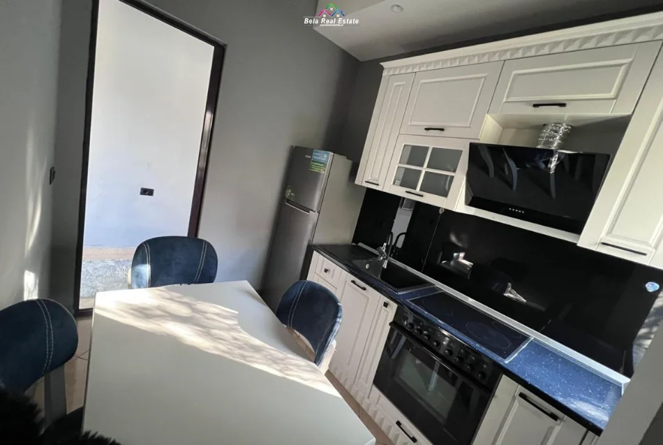 Tirane, jepet me qera Vile 3+1 Kati 1, 100 m² 470 € (prane Shkolles Sarina)