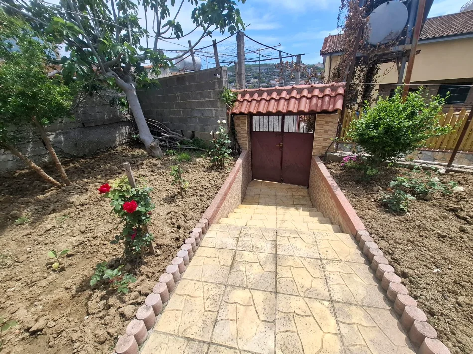 Vlore, jepet me qera shtepi 2+1 Kati 1, 120 m² 300 € (Lagjia Karabash Vlore)