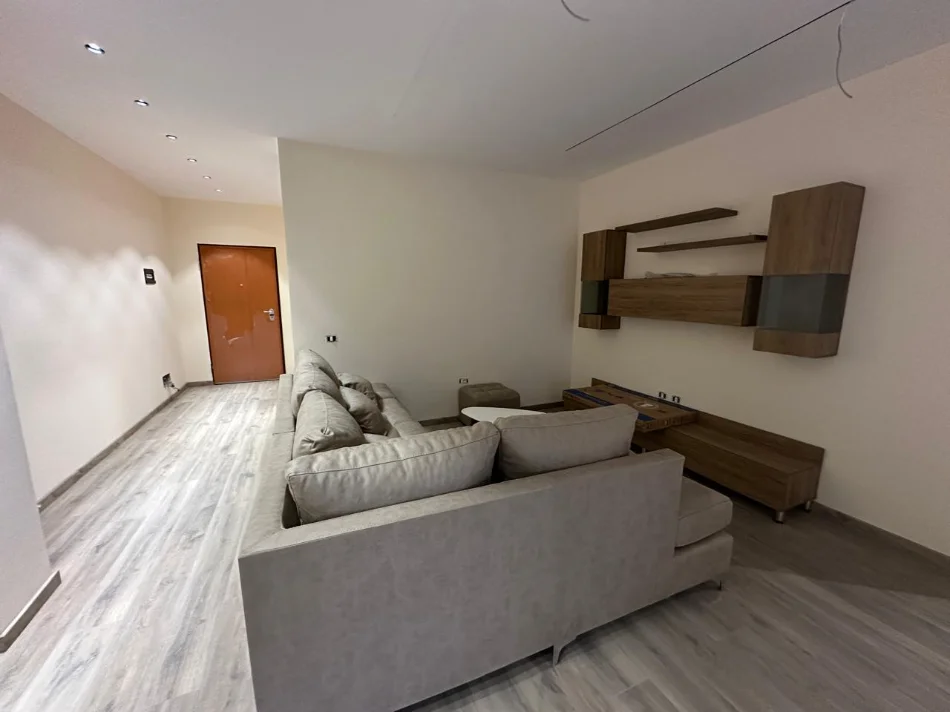 Tirane, jepet me qera apartament 3+1+Ballkon Kati 7, 155 m² 1.400 € (Shkolla e Mesme “Ismail Qemali”)