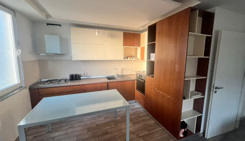 Tirane, jepet me qera apartament 2+1 , 110 m² 500 € 