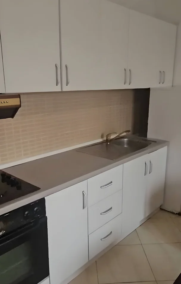 Tirane, jepet me qera apartament 1+1+Ballkon Kati 3, 67 m² 350 € (Laprakë, Rruga Llazar Shapatini)