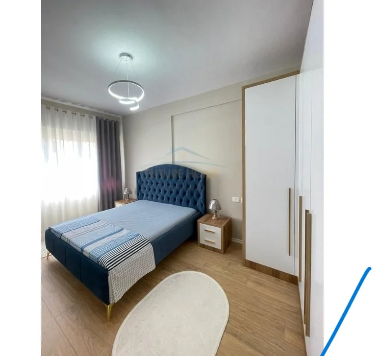 Tirane, jepet me qera apartament 2+1+2+Ballkon Kati 4, 98 m² 900 € (Komuna e Parisit)