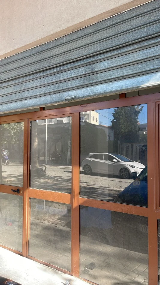 Tirane, jepet me qera dyqan Kati 0, 40 m² 320 € (Rruga Azem Galica)