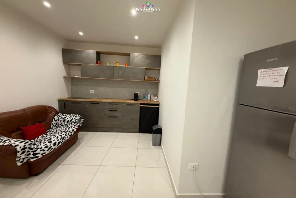 Tirane, jepet me qera hotel Kati 3, 330 m² 7.900 € (Qender)