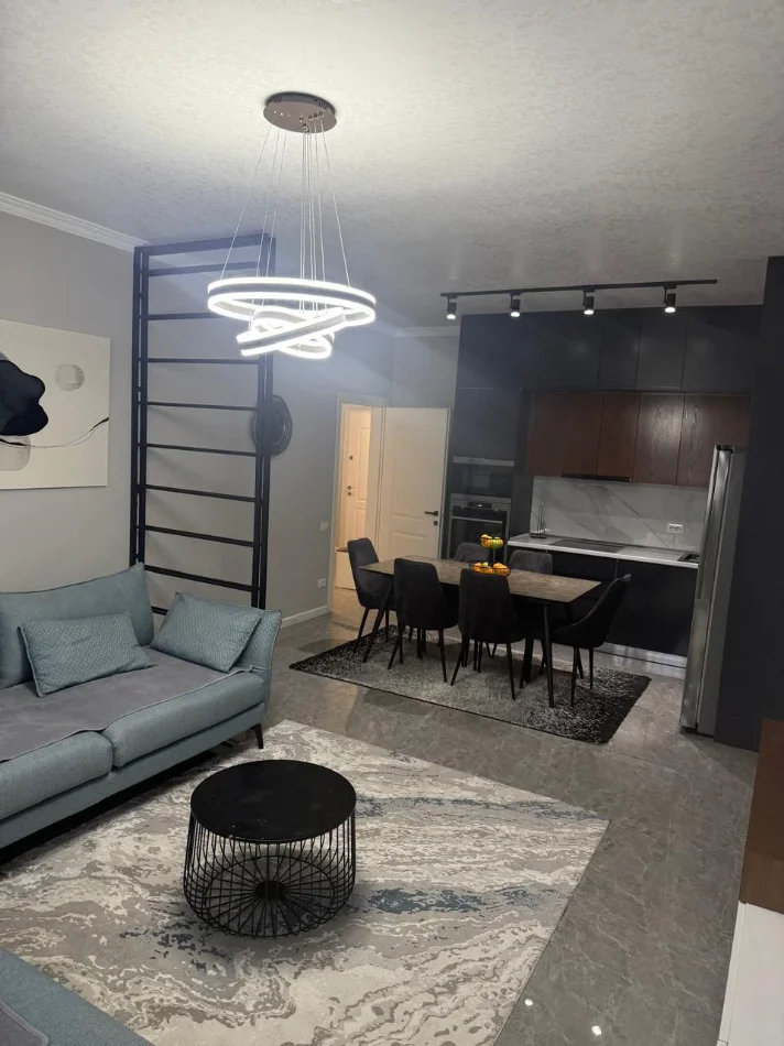 Tirane, jepet me qera apartament 2+1+Ballkon Kati 2, 120 m² 700 € (Natyra e Qetë)