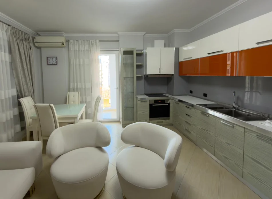 Tirane, jepet me qera apartament 1+1+Ballkon Kati 3, 66 m² 650 € (21 Dhjetori/Rr.Frederik Shiroka)