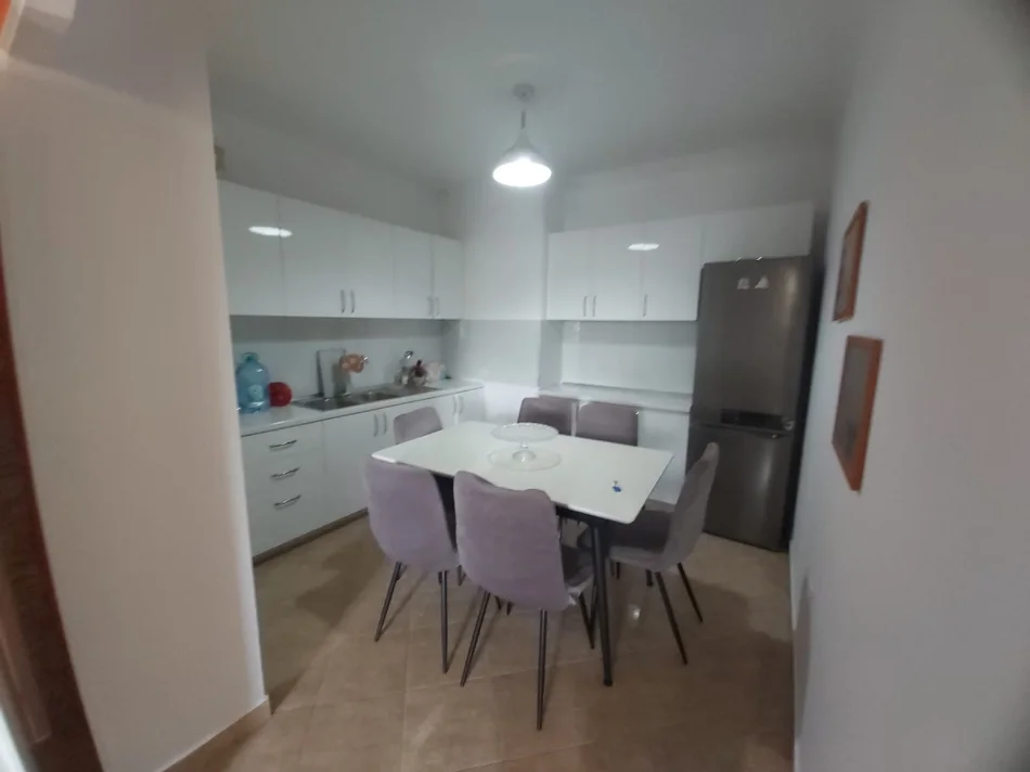 Tirane, jepet me qera apartament 2+1+Ballkon Kati 6, 90 m² 550 € (Ish Tregu Elektrik)