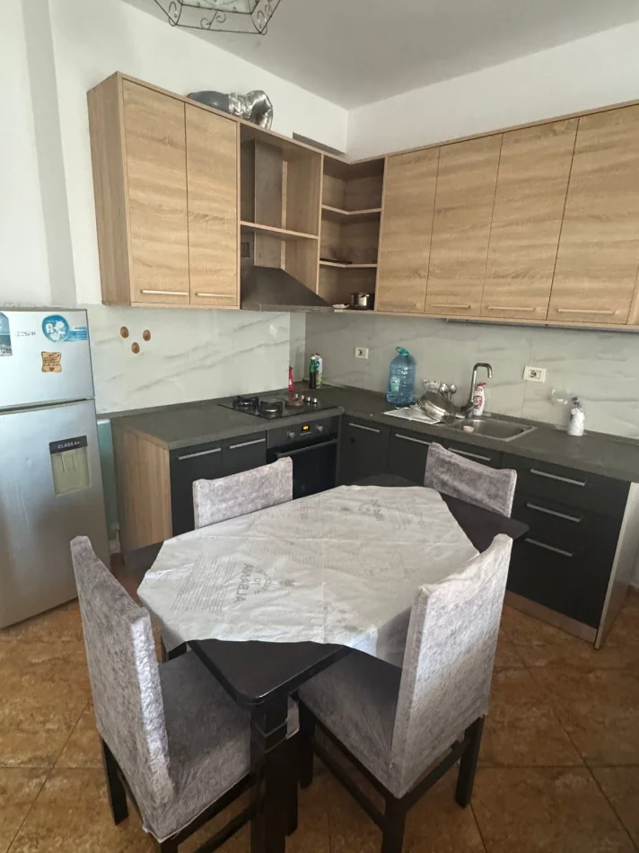 Tirane, jepet me qera apartament 2+1+Ballkon Kati 5, 80 m² 400 € (FRESKU)