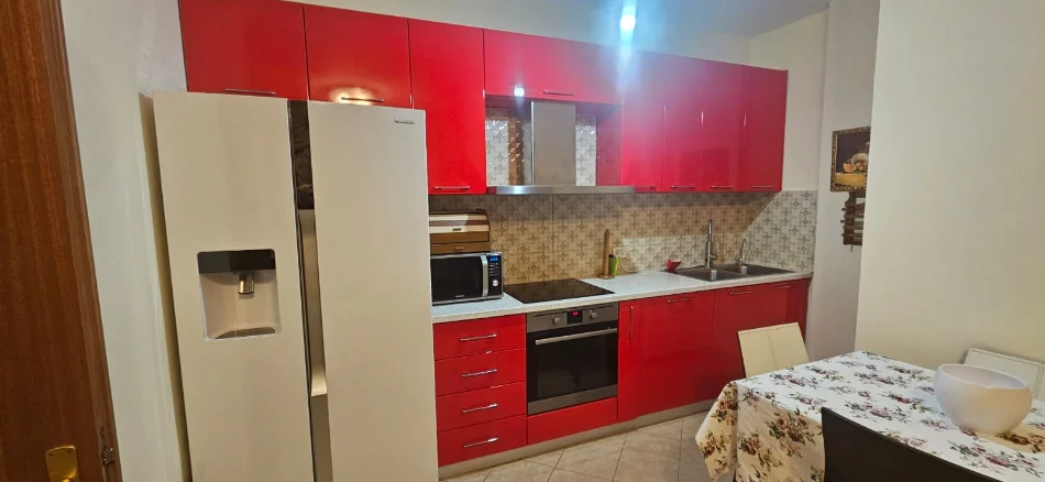 Tirane, jepet me qera apartament 1+1+Ballkon , 65 m² 700 € (Rruga Kosovareve)